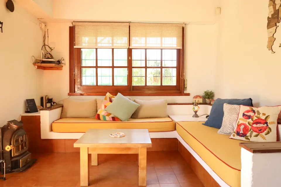 Living y comedor del interior de La Casita en Villa Gesell